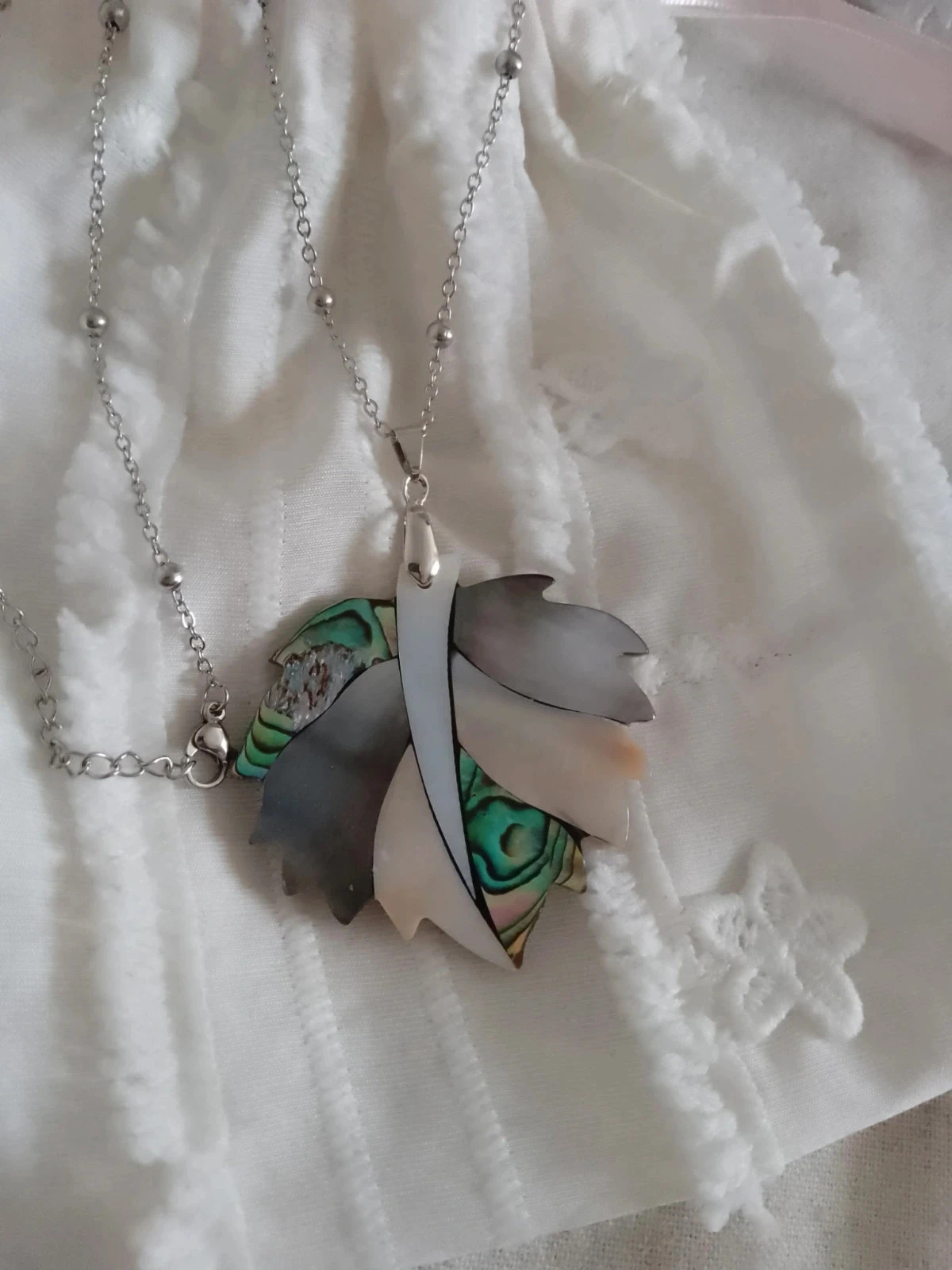 Collier pendentif feuille bohème en abalone ormeaux na'cre